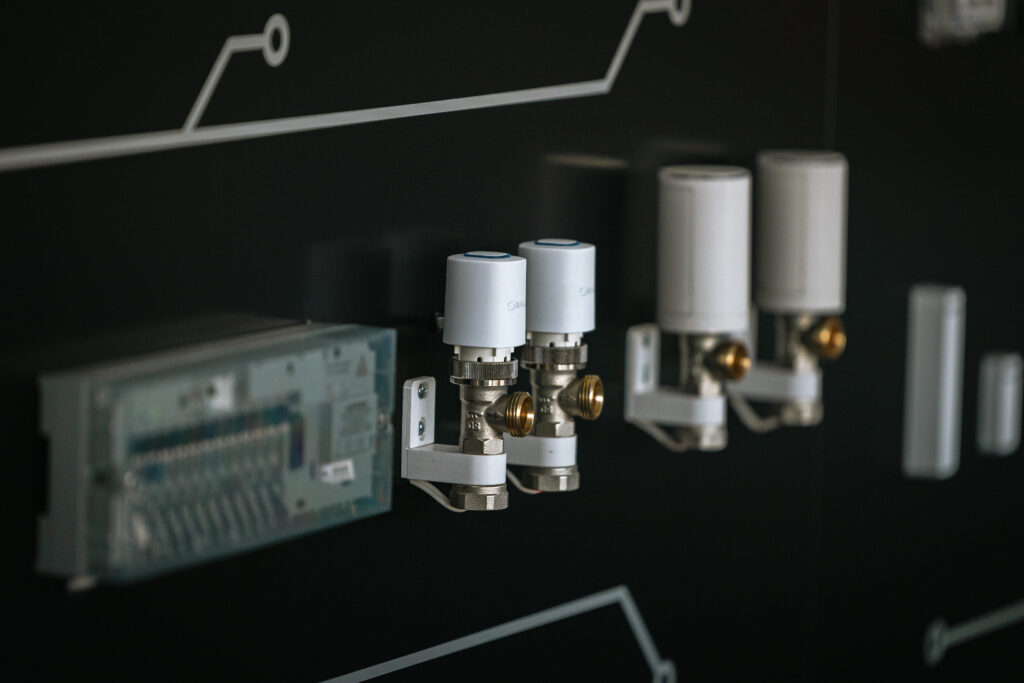 Elementy systemu JABLOTRON na ścianie ekspozycyjnej