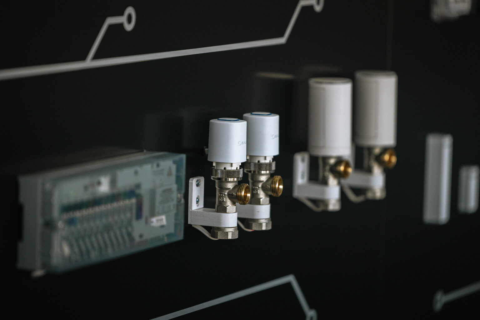 Elementy systemu JABLOTRON na ścianie ekspozycyjnej