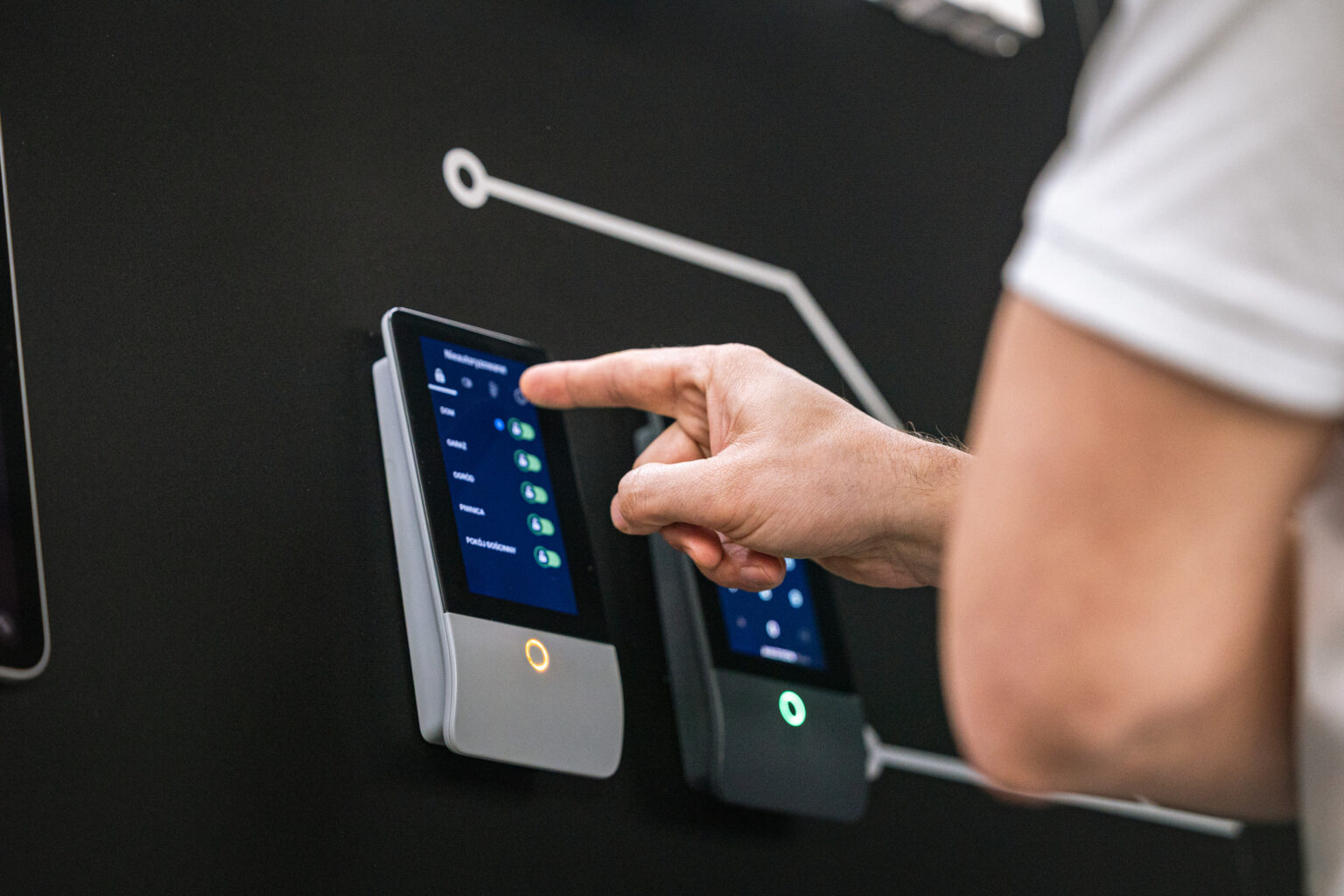 Instalator obsługuje klawiaturę systemu JABLOTRON na ścianie ekspozycyjnej