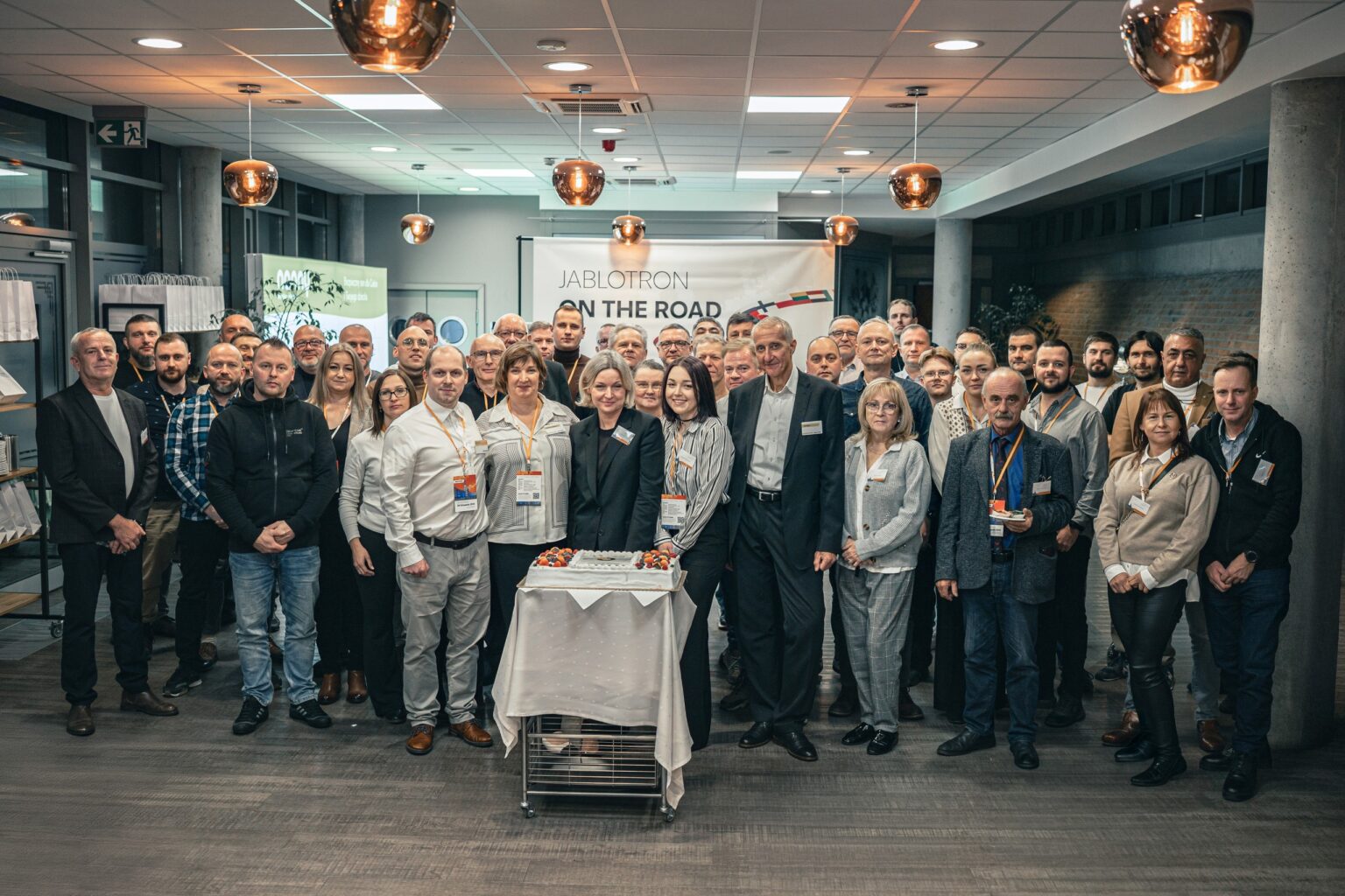 Grupowe zdjęcie instalatorów na wydarzeniu JABLOTRON ON THE ROAD organizowanym przez Jablotech